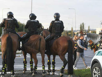 Strelil gól i asistoval, potom sa stalo niečo nevídané. Futbalistu na ihrisku obkľúčili policajti, zo štadióna ho vyviedli v putách