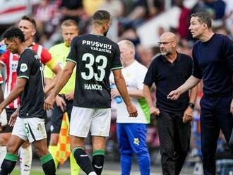 Fanúšikom pije krv jeho pozápasový rituál ako z cirkusu. Nový tréner Hancka je vo Feyenoorde po štyroch zápasoch na odstrel