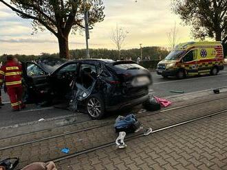 V Bratislave sa zrazilo auto s električkou. Päť ľudí skončilo v nemocniciach