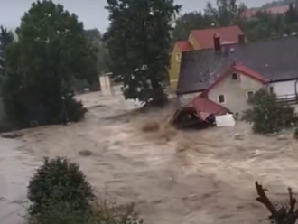 V poľskom meste pri hraniciach s ČR sa pretrhla priehrada. Katastrofa, masaker, reagujú miestni