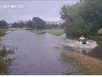 VIDEO: Rieka v Malackách sa vyliala na pole. Muž na štvorkolke si na ňom skúsil zajazdiť