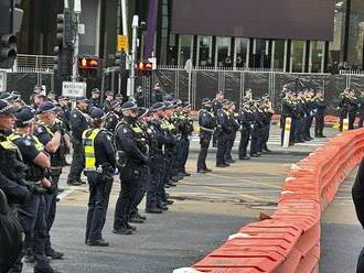 Veľtrh obrany v Melbourne narušili demonštranti. Došlo k stretom s políciou