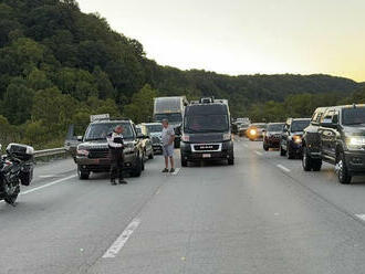 Strelec na diaľnici v americkom Kentucky pálil do ľudí, viacerých postrelil