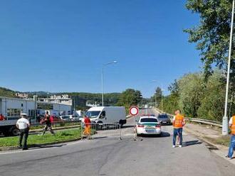 Na krok od tragédie. Most ponad R1 pri vstupe do Banskej Bystrice pre havarijný stav uzavreli, neprejdú ním autá a ani chodci