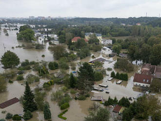 V Ostrave sa pretrhla hrádza Odry. Do akcie nasadili špeciálny žeriav, pomáhajú aj pyrotechnici