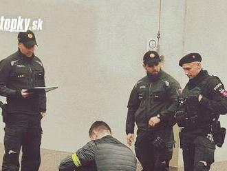 Policajný zásah v Malackách! Odhalený výrobca drog a obchod so zbraňami