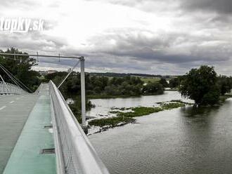 Cyklomosty ostávajú po povodniachuzavreté: Bratislavský samosprávny kraj varuje pred strhávaním bariér po povodniach