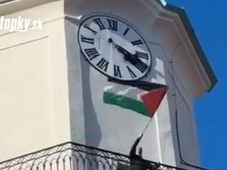 AKTUÁLNE VIDEO V Bratislave na veži stojí muž s vlajkou: Kričí, že chce slobodu Palestíny