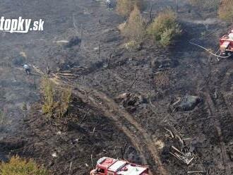 Požiar v Borinke sa už nešíri, hasiči hasia lokálne ohniská na okrajoch