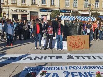 Pochod proti násiliu na ženách: Demonštranti vyzývajú na spravodlivosť! Upozorňujú na strašný čin