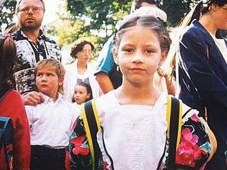 Fotohádanka: Spoznávate dieťa zo slávnej rodiny? V šoubiznise je od detstva a už sama je mamou!