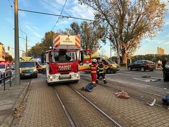 Vážna dopravná nehoda v Bratislave! Električka na križovatke zdemolovala auto, zranili sa viacerí ľudia