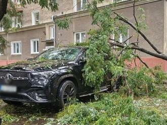 POHROMA v hlavnom meste: Popadané konáre, zatopené parkovisko a... FOTO hovorí za všetko