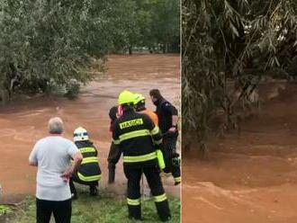 Srdcervúce VIDEO: V Česku sa v rozbúrenej rieke topili 3 DETI, držali sa len konárov!