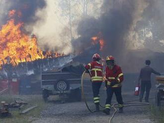 Jedna časť Európy bojuje s povodňami, ďalšia s rozsiahlymi požiarmi: Krajina začala evakuáciu, hlásia obete