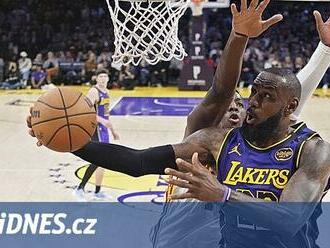 Čtyřicátník králem třicítek. LeBron James překonal Jordana, Krejčí sledoval