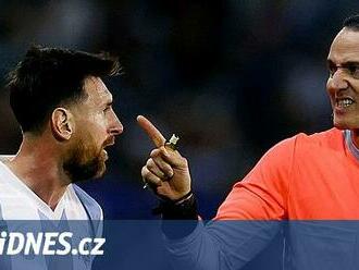 Messi vedle Magica. Společně obdrží medaili od prezidenta Bidena