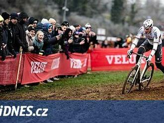 Van der Poel absentuje se zraněnými žebry, narazil do tyče od plůtku