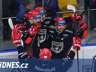 Hradec ovládl derby, Pardubice padly potřetí v řadě. V závěru rozhodl Pavlík