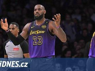 LeBron James útočil na čtyřicítku, stoprocentní Curry srazil Philadelphii