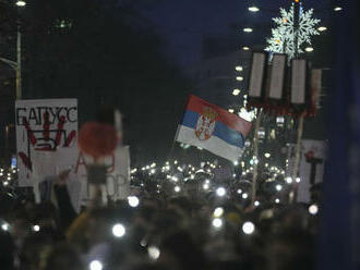 Tisíce ľudí protestovali v Belehrade proti korupcii, žiadali vyšetrenie zrútenia prístrešku stanice v Novom Sade