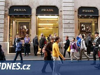 Námluvy v luxusní módě. Prada zvažuje koupi značky Versace