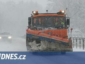 Silničáři varují před sněhem na silnicích, řidiči mají být opatrní