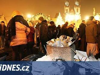 Přeplněné koše, prázdné lahve. Centrum po silvestru čistí už od časného rána