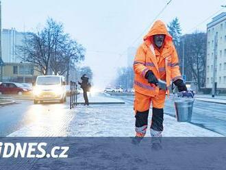 Na horských cestách leží sníh, v Karlovarském kraji ledovka komplikuje dopravu