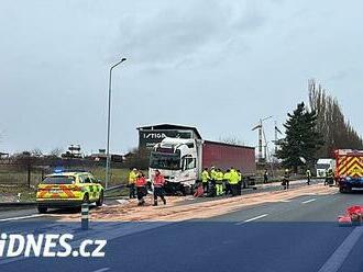 Smrtelná nehoda uzavřela hlavní tah na Benešov, auto se srazilo s náklaďákem