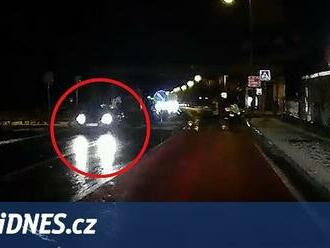 VIDEO: Zastavte, signalizovala strážnice na přechodu. Řidič ji srazil, z místa ujel