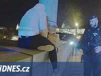 Na dárky pro dceru vydělala prostitucí, skok z mostu strážníci ženě rozmluvili