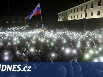 Vlastizrada, vzkázali Slováci Ficovi. Ten se našel ve Vietnamu