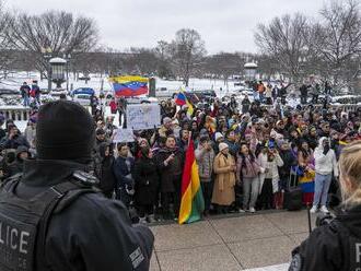 Bitka o Venezuelu sa presúva do ulíc: Maduro povoláva armádu, opozičný líder vyzval vojakov, aby boli na jeho strane