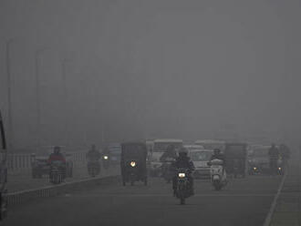 Indickú metropolu Dillí zahalil hustý smog, môže narušiť leteckú dopravu