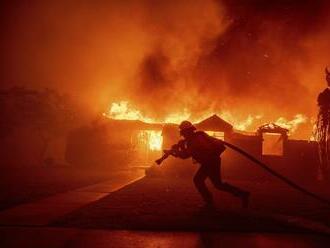 FOTO: Požiar hnaný silným vetrom ohrozuje v Los Angeles tisíce domov