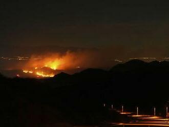 Pri Los Angeles sa rýchlo šíri ďalší požiar, evakuáciu nariadili pre 20-tisíc ľudí