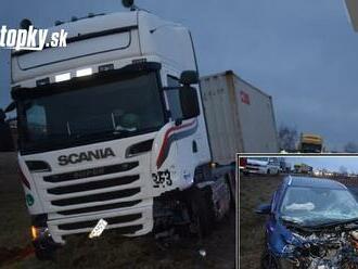 HRÔZOSTRAŠNÁ nehoda! FOTO Vodička prešla do protismeru, zrazila sa s dvoma kamiónmi: Skončila v poli