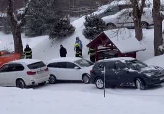 Cesta v známom českom stredisku sa zmenila na klzisko: Autá sa nedali ovládať, ľudia len bezradne pozerali