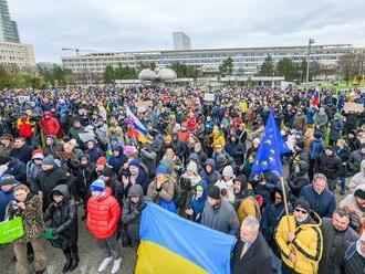 Pred Úradom vlády sa zišli tisícky ľudí: Protest proti krokom premiéra Fica!