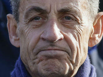 Sarkozy ako prvý francúzsky prezident má na nohe od súdu náramok, zachová mediálne ticho