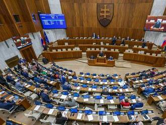 Poslanci pokračujú v rokovaní o zdravotníckej legislatíve, v hre sú výpovede lekárov