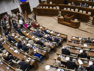 Poslanci pokračujú v mimoriadnej schôdzi: Rokujú o zdravotníckej legislatíve