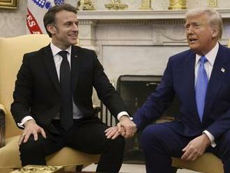 Macron si na stretnutí rypol do Trumpa: Toto americký prezident ťažko prekusne!