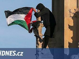 Bosý muž mával z londýnského Big Benu palestinskou vlajkou. Sundaval ho jeřáb